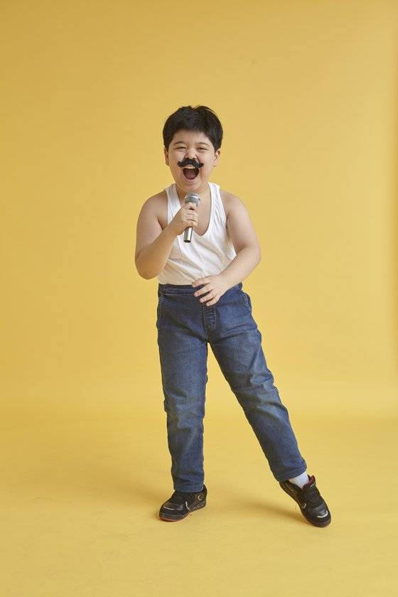 영화 ‘보헤미안 랩소디’의 흥행으로 핵인싸들은 프레디 머큐리로 변신을 시도했다. 프레디 머큐리에 완벽 빙의한 김윤수 학생기자.