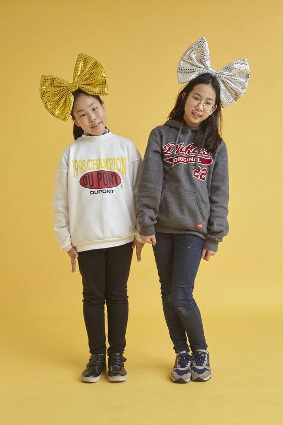 인싸라면 블링블링 대형리본 머리띠 정도는 아무렇지 않게 하고 다닐 수 있다. 왼쪽부터 박윤정·홍지수 학생기자.