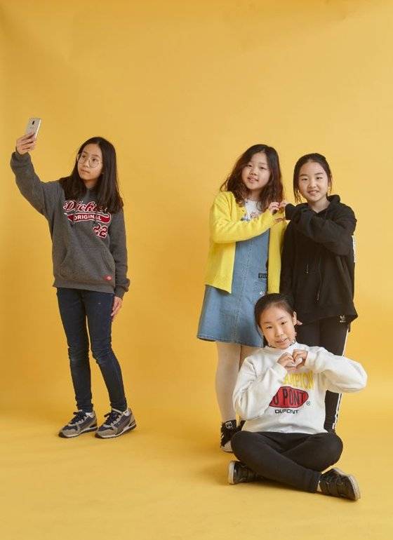 본인이 아싸라고 친구들과 같이 사진을 찍을 수 없다고 슬퍼 말자. 원래 사진은 셀카가 더 잘 나오는 법! 당당하게 혼자 찍는 것을 즐기자.