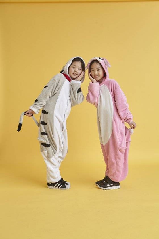 초등학생들 사이에서 인싸템으로 사랑받는 동물잠옷을 입은 허시은(왼쪽) 학생모델·정하민 학생기자.