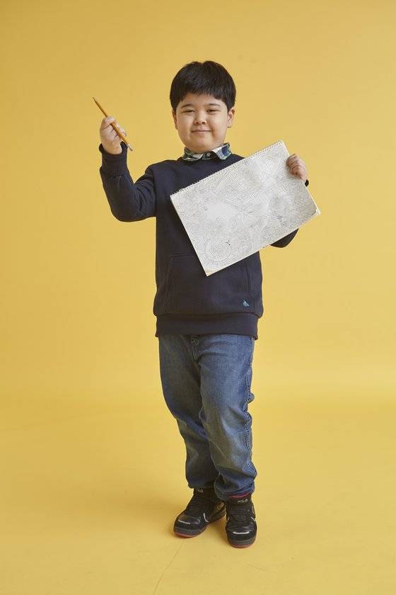 소중 학생기자단은 아싸들이 혼자 놀 때 좋은 아이템으로 그림 그리기를 추천했다. 직접 그린 그림을 들어 보인 김윤수 학생기자.