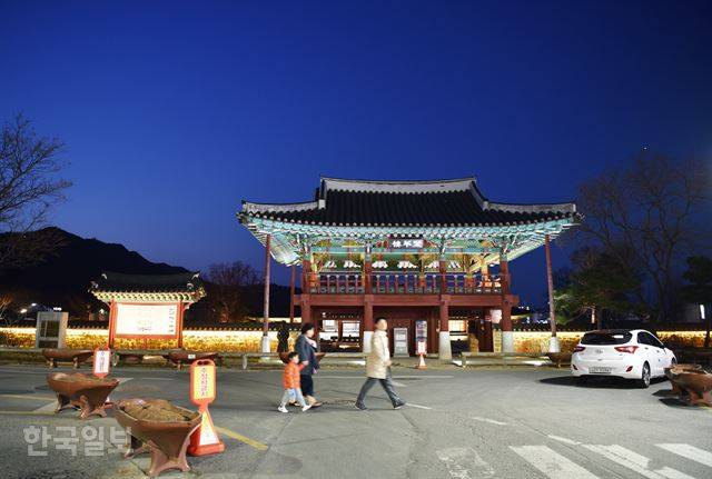 나주객사 금성관의 외삼문인 망화루. 바로 앞이 나주곰탕거리다.