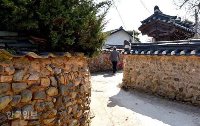 나주향교 주변 황토 담장 골목.