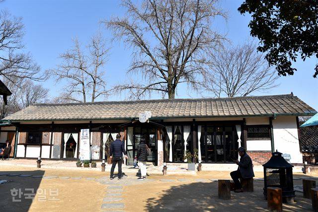 나주향교와 담 하나를 사이에 둔 ’39-17마중’ 카페.