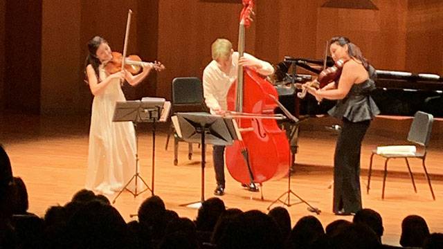 바이올리니스트 장유진-더블 베이시스트 성민제-비올리스트 이한나가 앙상블로 꾸민 무대
