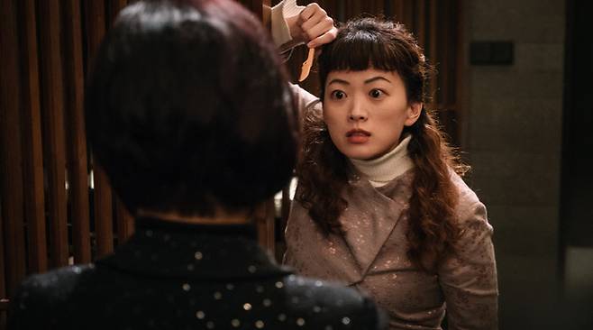 영화 <우상>의 한 장면. 련화는 “칼로 긁은 상처는 치료가 되지마는, 입은 아이대오”라고 말한다. CGV아트하우스 제공