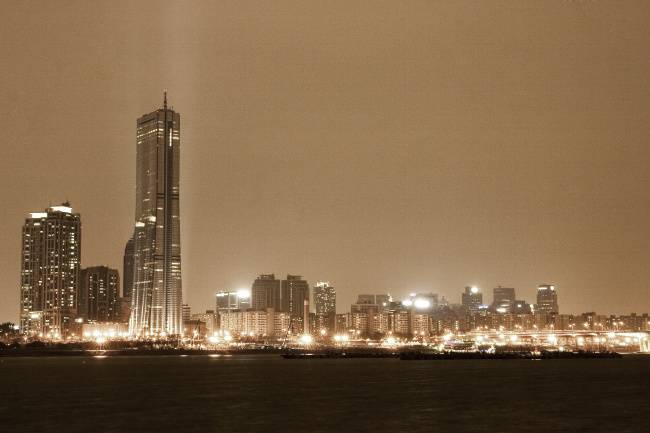 서울 영등포구 여의도 지역의 야경. 63빌딩은 지난 2015년 시민공모를 통해 서울야경 10대 명소에 선정됐다. [사진=123rf]