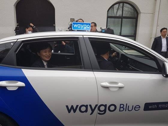 20일 첫 선을 보인 승차거부 없는 택시 웨이고 블루 출시 기자간담회에서 김현미 국토교통부 장관이 웨이고 블루에 시승하고 있다. 박민제 기자
