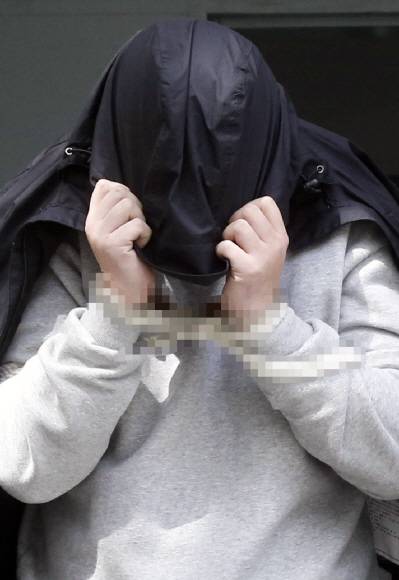 ‘청담동 주식부자’ 이희진씨의 부모 살해 용의자 김모(34)씨가 18일 오전 안양 동안경찰서에서 조사를 받으러 이동하고 있다.경찰은 나머지 용의자 3명을 쫓고 있다. 2019.3.18. 사진 제공=인천일보