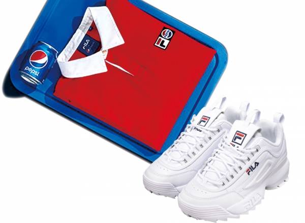 휠라는 1997년 출시한 디스럽터의 후속작 디스럽터2를 2017년 출시했다. 디스럽터2는 국내 '어글리 슈즈' 트렌드를 선도하고 있다(오른쪽 사진). 휠라가 펩시와 콜라보해 출시한 티셔츠 ⓒ FILA