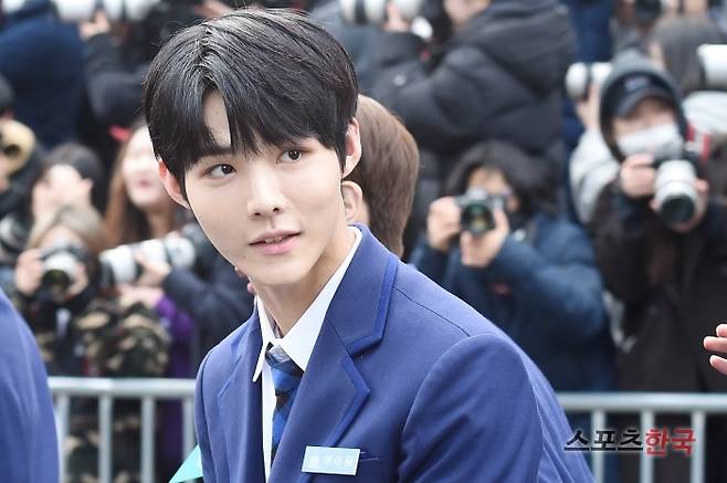 '프로듀스X 101' 블루카펫 세레모니에 참석하고 있는 이미담. 사진=조은정 기자 new@hankooki.com