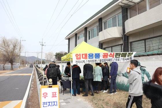 18일 오후 경기 화성 신병교육대 앞에서 노점상이 '입대 용품 공식 판매점'이라는 현수막을 내걸고 장사를 하고 있다. 사진=이근평 기자