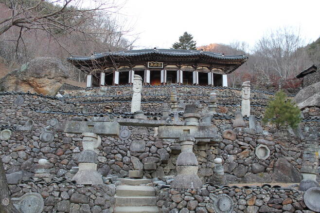 지리산 삼성궁의 본관 건물 주변도 온통 돌로 이루어져 있다