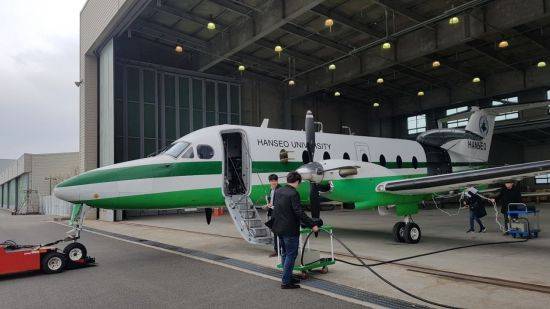 이륙 준비 중인 미세먼지 항공관측용 비행기.