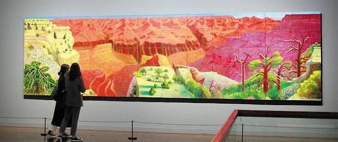 데이비드 호크니의 풍경화 ‘더 큰 그랜드캐니언’을 관람객들이 보고 있다. 저작권자 요청으로 작품의 단독 근접 촬영은 불가하다. /조인원 기자·ⓒDavid Hockney, Collection Tate, U.K. ⓒTate, London 2019
