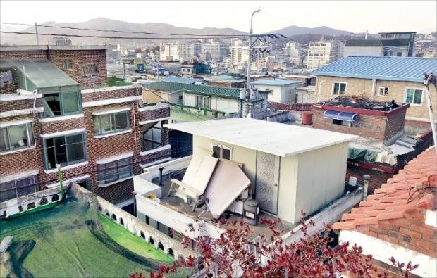 경기 성남시가 구시가지를 바꿀 재개발·재건축 사업의 밑그림인 ‘2030 성남시 도시·주거환경정비  기본계획’을 내놨다. 노후 주택이 밀집한 성남시 수진1구역 일대. /한경DB