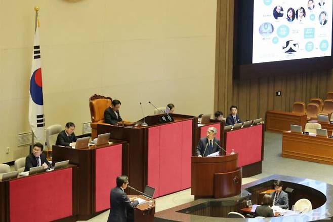 22일 국회 본회의장에서 열린 교육·사회·문화 분야 대정부질문에서 발언하는 오영훈 의원