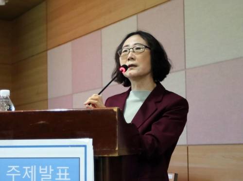 미쓰비시 줄사택 활용방안 토론회 (인천=연합뉴스) 홍현기 기자 = 22일 오후 인천시 부평구 부평구청에서 열린 '미쓰비시 사택의 가치와 미래, 그리고 부평' 학술토론회에서 정혜경 일제강제동원&평화연구회 연구위원이 주제발표를 하고 있다. 2019.3.22 hong@yna.co.kr (끝)