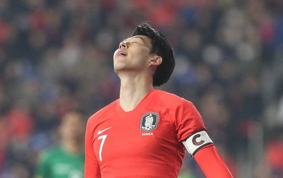 22일 오후 울산 문수축구경기장에서 열린 대한민국 남자 축구대표팀과 볼리비아의 평가전. 손흥민이 결정적인 골 기회를 놓치고 아쉬워하고 있다.[연합뉴스]