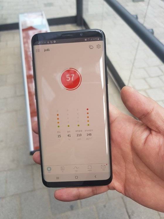 버스가 자나갔지만 유리벽 안의 미세먼지 농도는 외부보다 53㎍ 감소한 148㎍을 기록했다. 임선영 기자