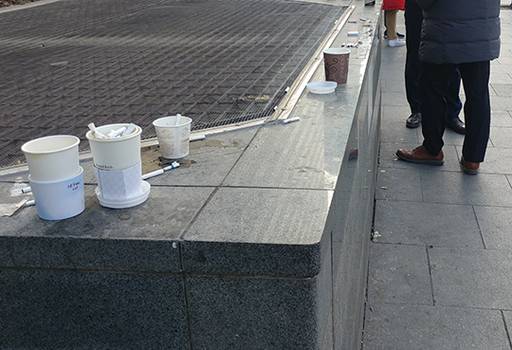 일회용 용기 속에는 담배꽁초와 함께 분리되지 않은 채 환풍구에 버려져 있다.