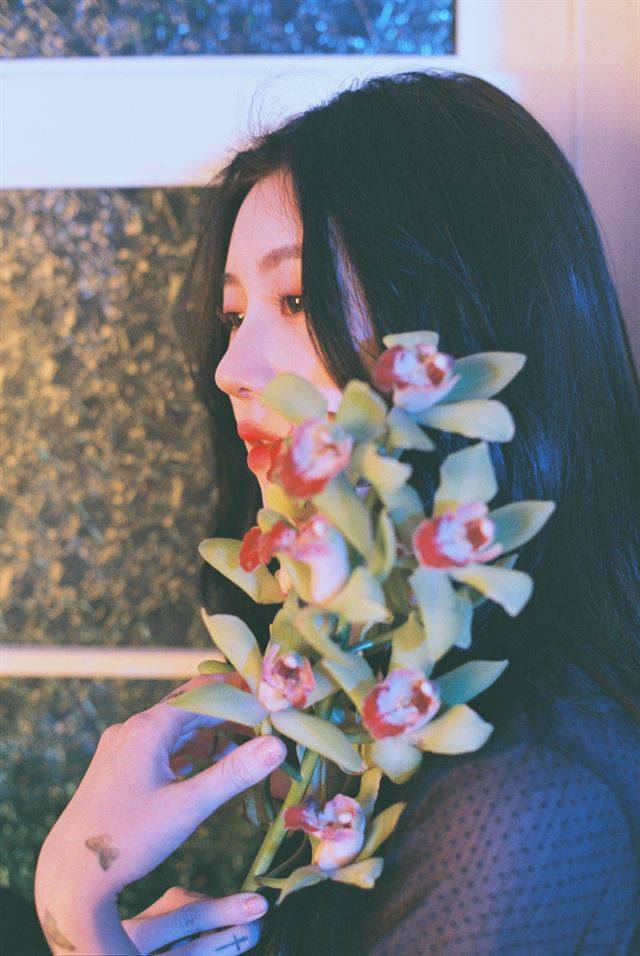 가수 백예린은 “이룬 것 하나 없다 해도 이렇게 사랑 받고 기대 받고 기다려주는 분들 덕에 이것저것 하길 잘했다는 생각이 든다”고 했다. JYP엔터테인먼트 제공