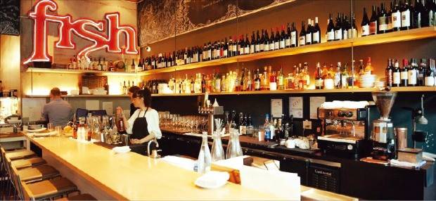 시애틀의 인기 나들이 장소 중 한 곳인 캐피톨 힐 발라드의 레스토랑.