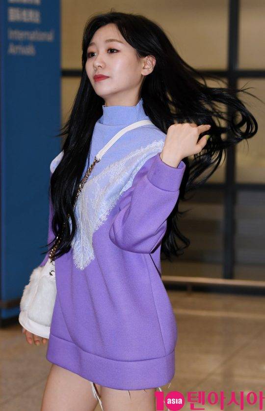 걸그룹 러블리즈(베이비 소울,유지애,진,이미주,서지수,케이,류수정,정예인) 류수정이25일 오전 홍콩 아시아투어를 마치고 인천국제공항을 통해 입국하고 있다.