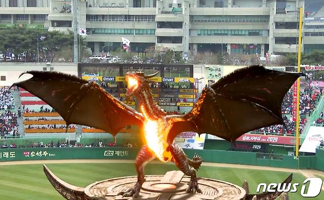 SK텔레콤이 본격적인 5G 시대를 앞두고 지난 23일 인천 SK행복드림구장에서 열린 프로야구 개막전에서 AR(증강현실)로 형상화한 대형 비룡을 SK행복드림구장 전광판에 띄우는 이벤트를 열었다. (SK텔레콤 제공) 2019.3.24/뉴스1