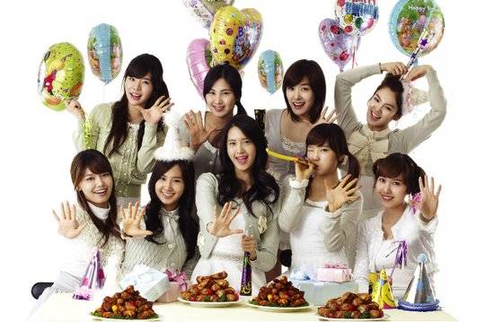 치킨 브랜드 '굽네치킨'은 당대 최고의 걸그룹 소녀시대를 모델로 발탁(2007년), 달력 굿즈(2008 이후)를 배포하면서 가맹점 수, 매출 등에서 폭발적 성장세를 보였다.