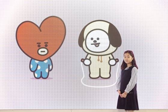 (왼쪽부터)태태, 치미 BT21 캐릭터 영상 앞에 선 맹서후 학생기자. 매장 안에는 BT21 캐릭터 영상이 끊임없이 흘러 나온다.