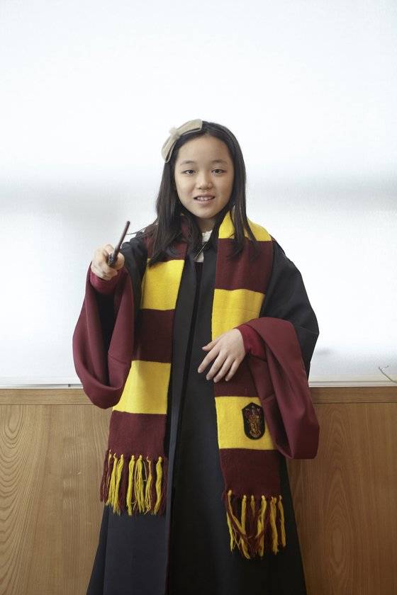 이은채 학생기자가 해리 포터 굿즈를 착용하고 들어 보였다. 그가 입은 망토, 들고 있는 해리 포터 마법 지팡이는 일본 유니버셜 스튜디오에서 구매한 것이다.