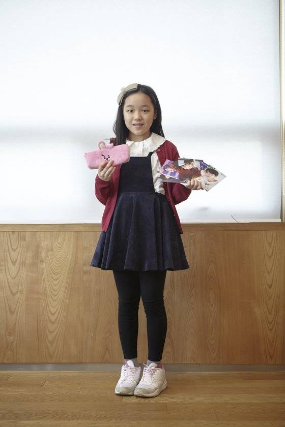 이은채 학생기자가 BT21 굿즈를 들어 보였다. 그는 멤버 정국에게 영감을 받아 만든 캐릭터(멤버가 직접 디자인, 캐릭터 성격 부여한 게 최종 캐릭터에 반영) '쿠키'의 팬이다. 그가 신고 있는 운동화도 BT21과 리복이 협업한 제품이다.