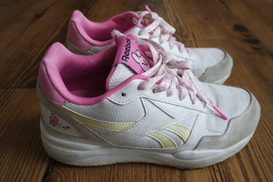 이은채 학생기자가 신고 다니는 BT21-리복 협업 운동화다. 캐릭터 쿠키가 그려져 있다.