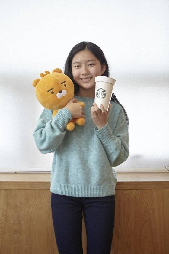 진효원 학생모델은 특별히 좋아하는 대상은 없다. 다만 친구들의 추천으로 방탄소년단(BTS), 엑소(EXO) 등 남성 아이돌 그룹을 좋아한 적은 있다고. 그가 든 건 카카오프렌즈 캐릭터 인형 라이언, 스타벅스 로고를 새긴 텀블러다.