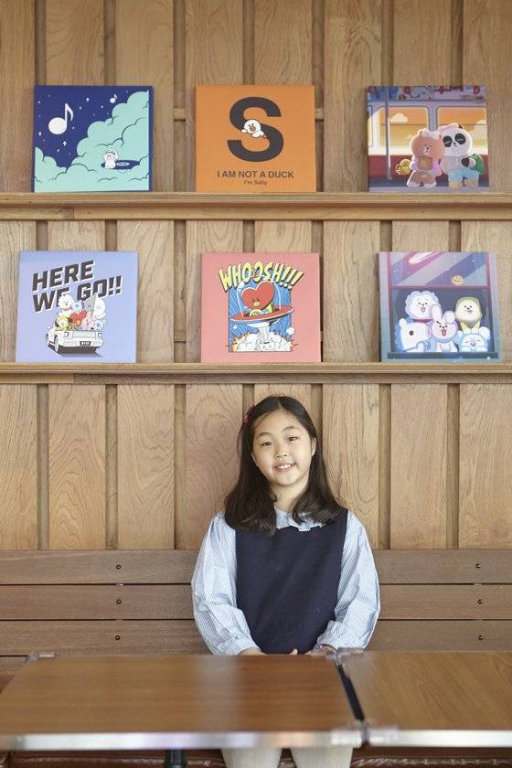 맹서후 학생기자가 라인프렌즈 플래그십 스토어 이태원점 벽에 걸린 방탄소년단(BTS) 캐릭터 BT21 앞에서 포즈를 취해 보였다.