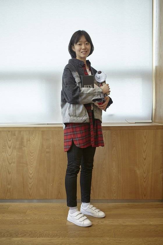 김나연 학생기자는 방탄소년단(BTS) 열성팬이다. 그는 각종 SNS 플랫폼을 통해 BTS 굿즈 소식 등을 수집해 구매한다. 주로 보호자가 비용을 현장서 대거나 보호자에게 용돈을 받아 학생이 직접 산다.