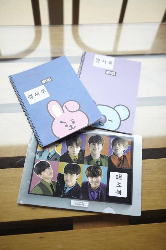 맹서후 학생기자가 평소 학교에 들고 다니는 BT21 캐릭터 노트다.