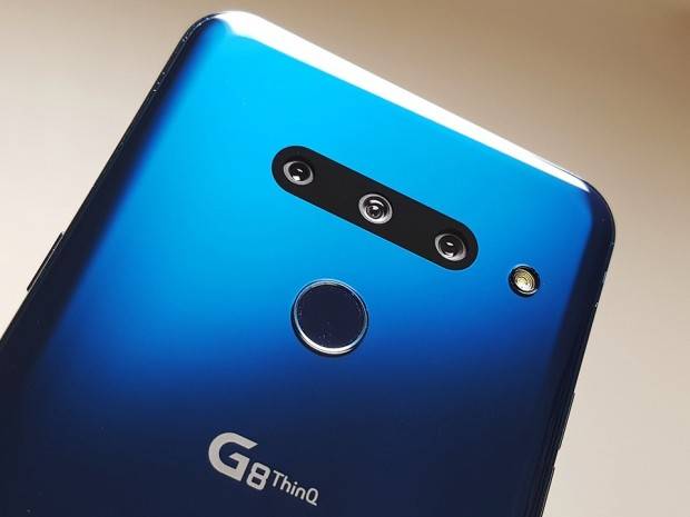 LG G8 씽큐는 매끈하고 깔끔한 디자인으로 그립감이 우수했다.  후면 카메라는 모듈이 튀어나오지 않아 일체감을 높였고, 전면부는 풀비전 디스플레이(노치 디자인)을 적용해 몰입도가 좋았다. 다만 LG 스마트폰만의 정체성이 드러나지 않은 점은 아쉬움으로 남았다.