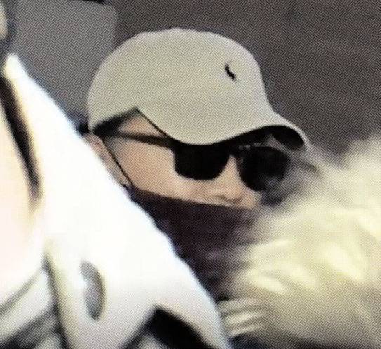 공항 빠져나가는 김 前차관 - 특수강간 의혹 등을 받고 있는 김학의 전 법무부 차관이 지난 23일 새벽 인천공항에서 태국으로 출국을 시도하다 긴급 출국금지 조치가 내려진 사실을 확인하고는 공항을 빠져나가고 있다. MBC 뉴스데스크 화면 캡처