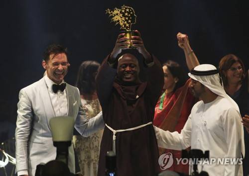 24일 상을 받고 환호하는 피터 타비치 오른쪽은 UAE 총리 겸 두바이 통치자인 모하메드 빈 라시드 알 막툼 [AP=연합뉴스]