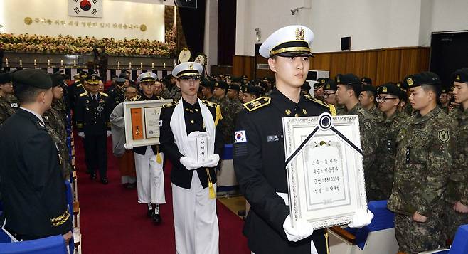 DMZ 화살머리고지에서 발견된 육군2사단 고 박재권 이등중사의 유해 안장식이 26일 대전국립현충원에서 엄수됐다. 이날 고 박 이등중사의 영현이 봉송되고 있다. 프리랜서 김성태