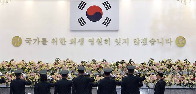 안장식에 참석한 군인들이 고인에 대해 경례를 하고 있다. 프리랜서 김성태