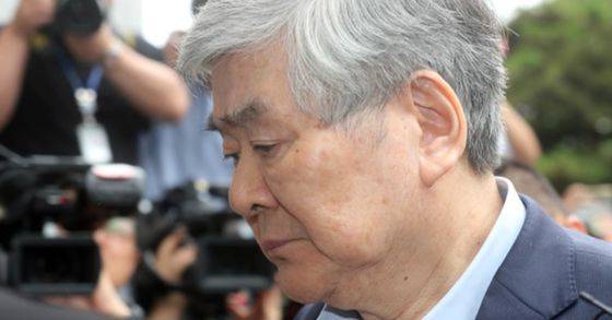 횡령, 배임 혐의로 구속영장이 청구된 조양호 한진그룹 회장이 영장실질심사를 받기 위해 서울남부지법에 출두하고 있다.