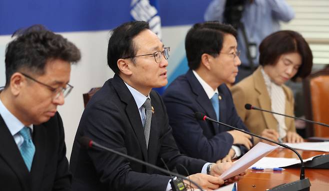 더불어민주당 홍영표 원내대표(왼쪽부터 두번째)가 26일 국회에서 원내대책회의를 주재하며 발언하고 있다.  연합뉴스