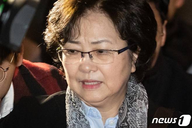 '환경부 블랙리스트 의혹 문건'으로 수사를 받아 온 김은경 전 환경부 장관이 26일 새벽 구속영장이 기각되자 서울 송파구 동부구치소를 빠져나오고 있다. /사진=뉴스1
