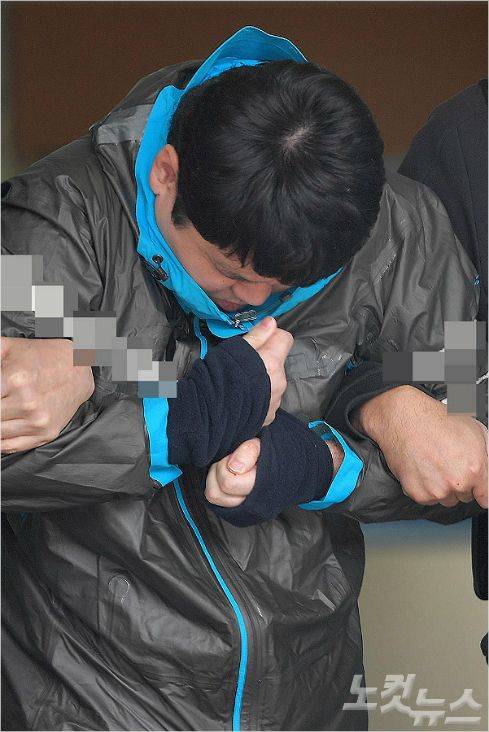 청담동 주식 부자 이희진 부모살해 피의자 김다운이 26일 경기도 안양동안경찰서에서 안양지청으로 이동하고 있다. 경찰은 지난 25일 공개심의위원회를 열고 김씨의 신원 공개를 결정했다. (사진=박종민기자)