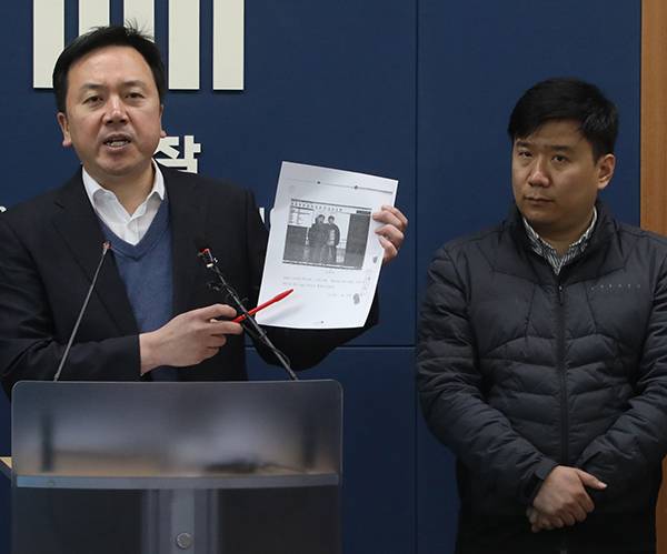 ⓒ연합뉴스 간첩 조작 사건의 피해자인 유우성씨(오른쪽)와 양승봉 변호사(왼쪽)가 2월13일 국정원 수사관과 검사를 고소하는 기자회견을 열고 있다.