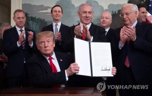 골란고원에 대한 이스라엘 주권을 인정하는 포고문에 서명한 도널드 트럼프 미국 대통령 [AFP=연합뉴스]