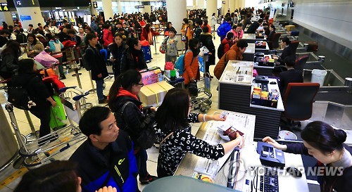 붐비는 제주공항 [연합뉴스 자료사진]